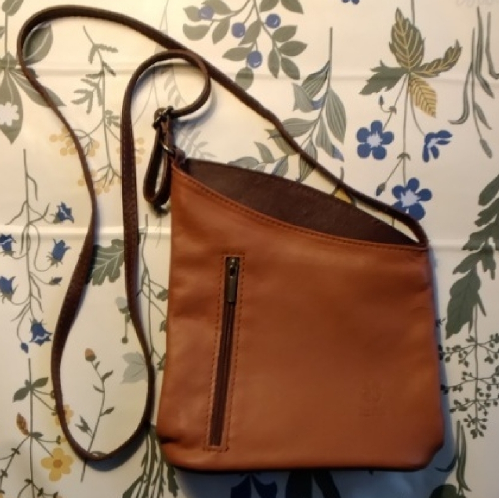 Elegant Tan Leather Messenger Bag